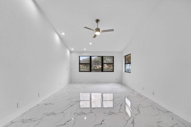 6 Clubhouse Lane, Boynton Beach, FL 33436