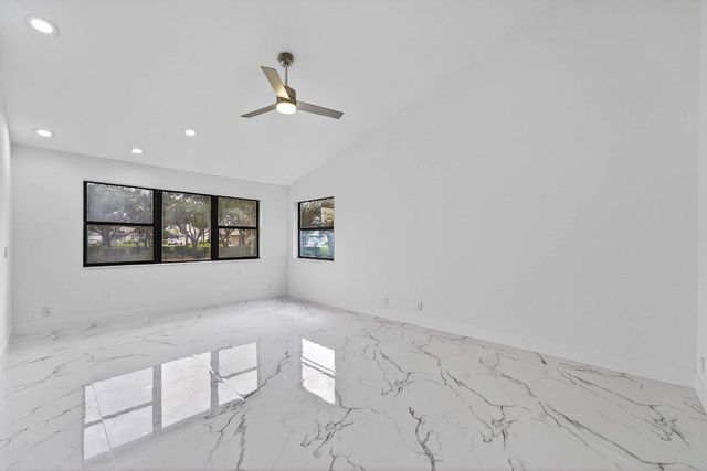 6 Clubhouse Lane, Boynton Beach, FL 33436