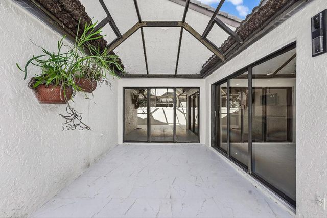 6 Clubhouse Lane, Boynton Beach, FL 33436