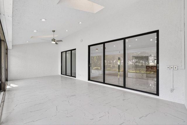 6 Clubhouse Lane, Boynton Beach, FL 33436