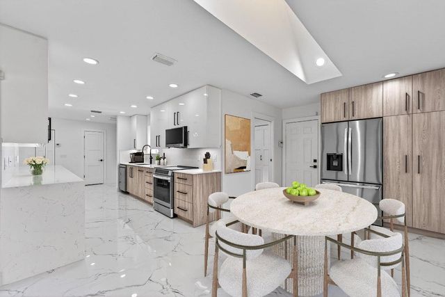 6 Clubhouse Lane, Boynton Beach, FL 33436