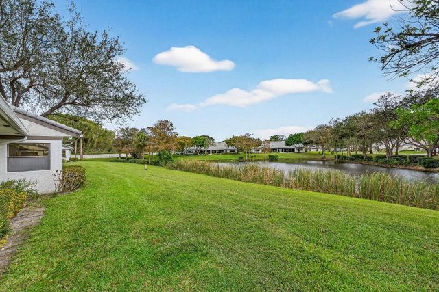 6 Clubhouse Lane, Boynton Beach, FL 33436