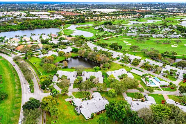 6 Clubhouse Lane, Boynton Beach, FL 33436