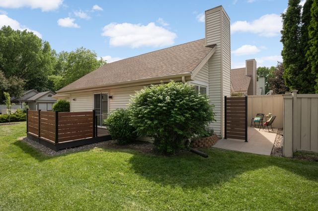 1390 Granada Trail N, Oakdale, MN 55128