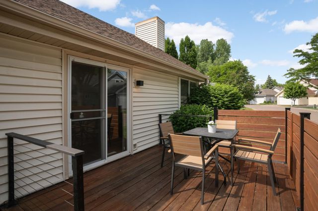 1390 Granada Trail N, Oakdale, MN 55128