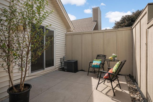 1390 Granada Trail N, Oakdale, MN 55128
