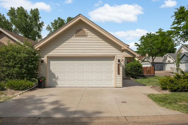 1390 Granada Trail N, Oakdale, MN 55128