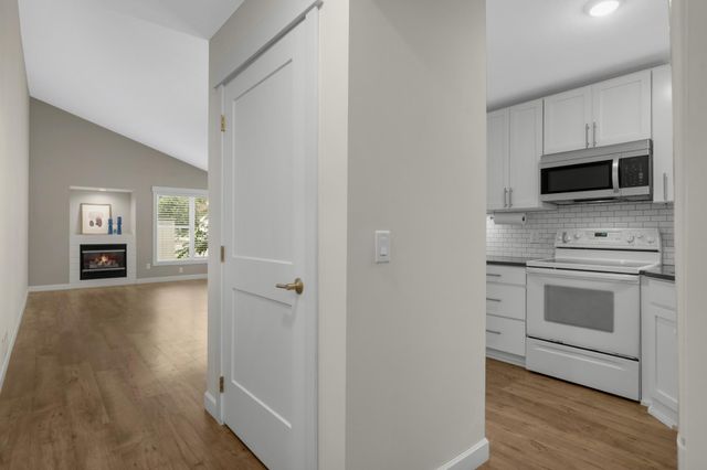 1390 Granada Trail N, Oakdale, MN 55128