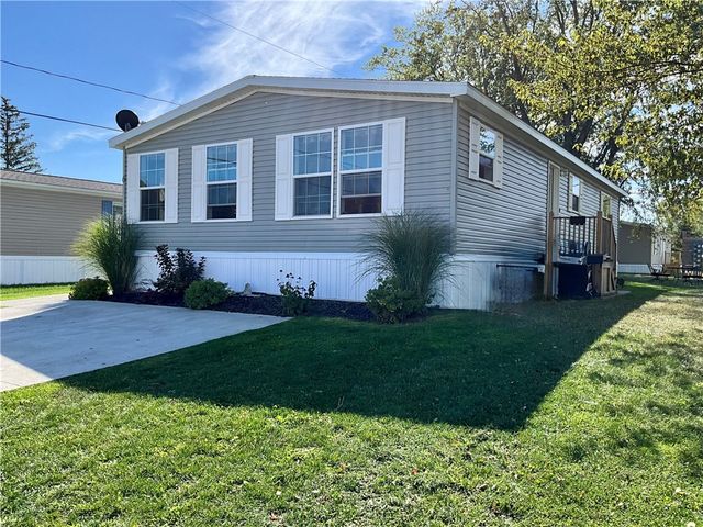 6 Applegate Dr, Hamlin, NY 14464