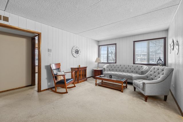 7930 W Lakeview Court 1B, Palos Heights, IL 60463