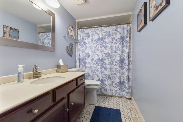 7930 W Lakeview Court 1B, Palos Heights, IL 60463