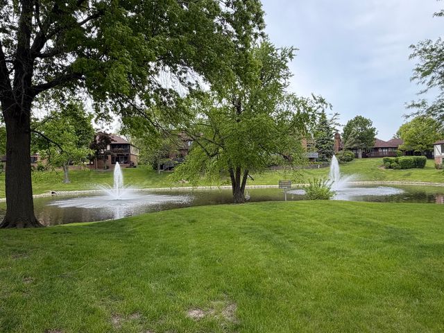 7930 W Lakeview Court 1B, Palos Heights, IL 60463
