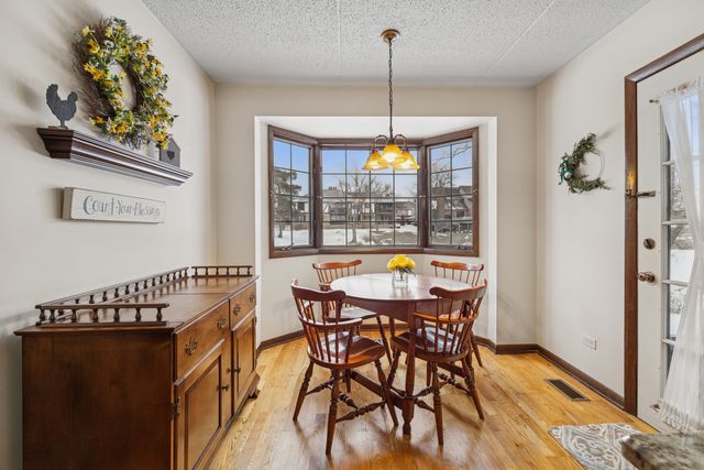 7930 W Lakeview Court 1B, Palos Heights, IL 60463