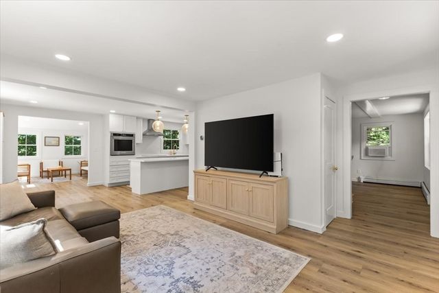 17 Farm St, Medway, MA 02053