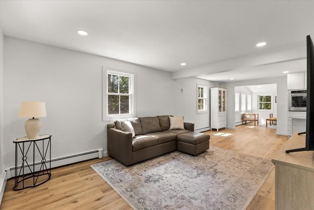 17 Farm St, Medway, MA 02053