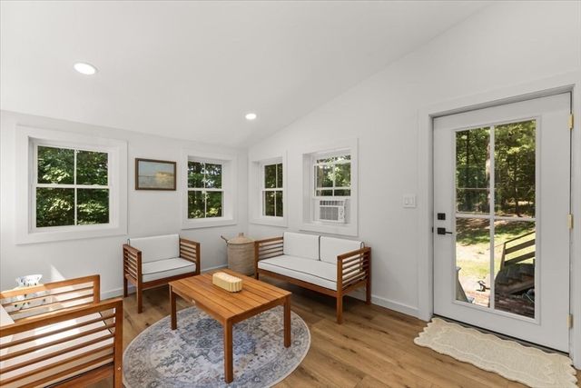 17 Farm St, Medway, MA 02053