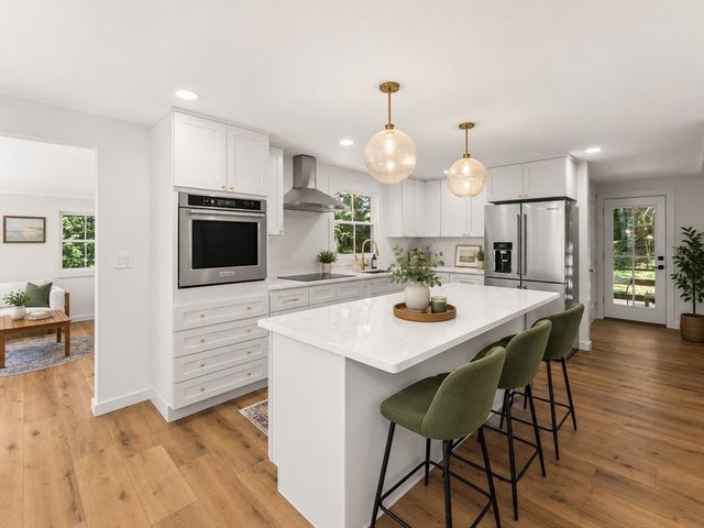 17 Farm St, Medway, MA 02053