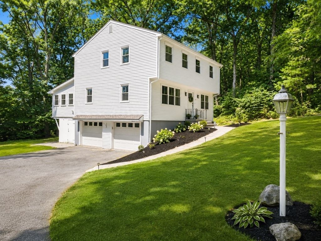 17 Farm St, Medway, MA 02053
