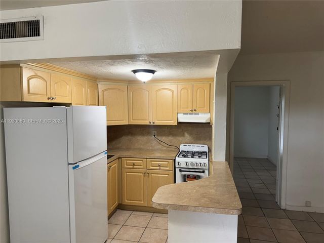 1280 W 54th St 310B, Hialeah, FL 33012