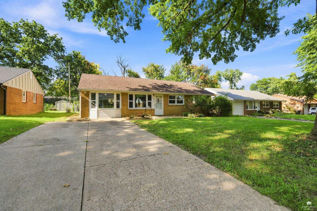 2038 College View, Manhattan, KS 66502