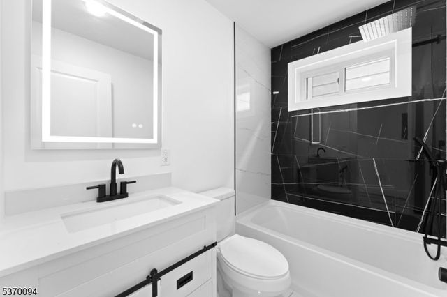 11 S 17Th St, East Orange City, NJ 07018