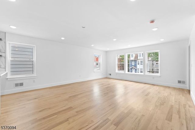 11 S 17Th St, East Orange City, NJ 07018