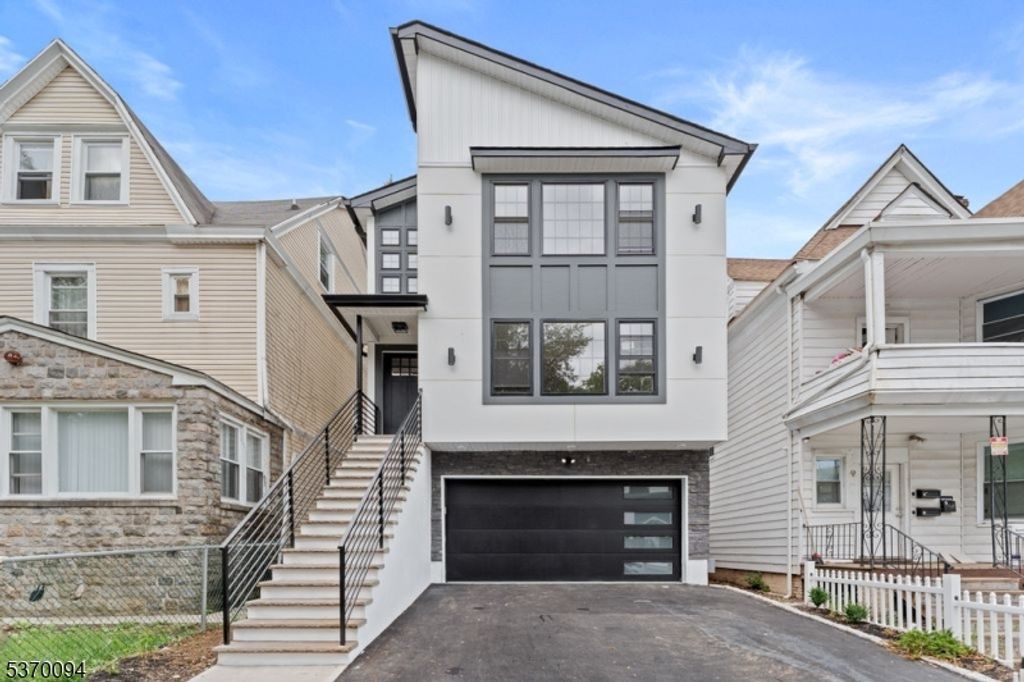 11 S 17Th St, East Orange City, NJ 07018