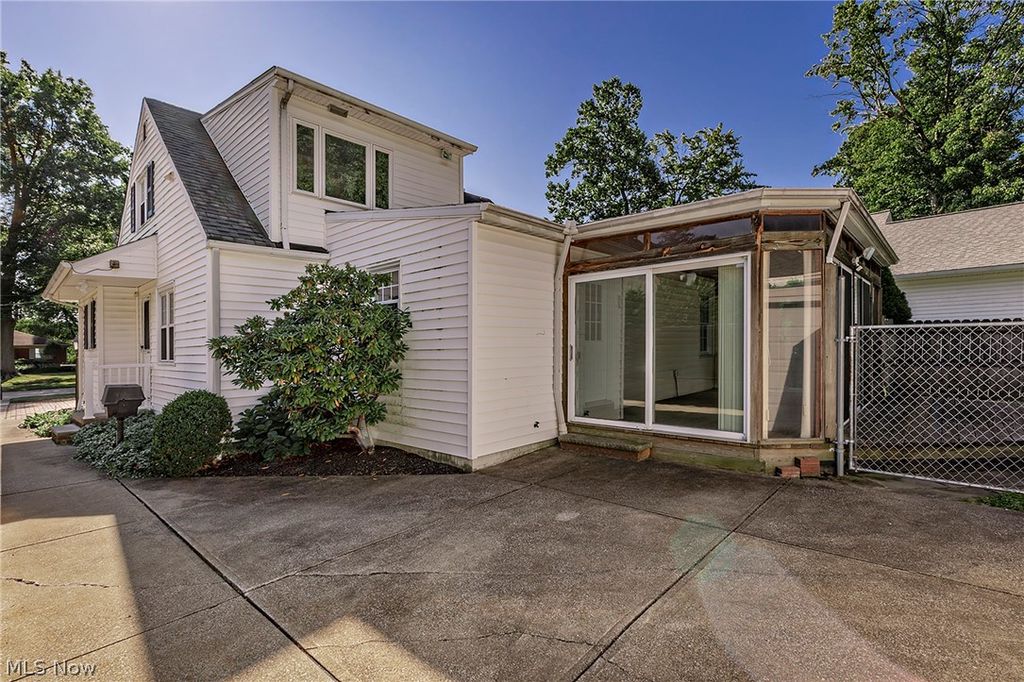 1016 Lander Road, Highland Heights, OH 44143