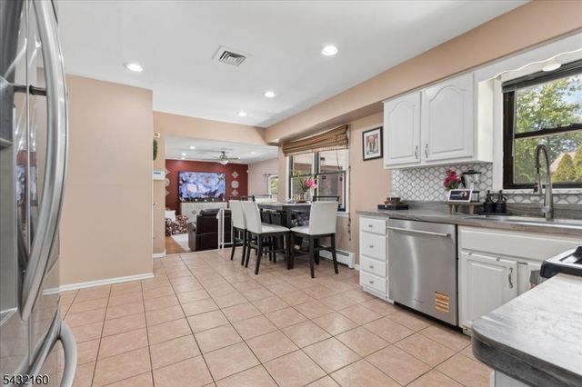 24 Sandalwood Dr, Edison Twp., NJ 08820
