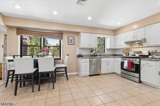 24 Sandalwood Dr, Edison Twp., NJ 08820