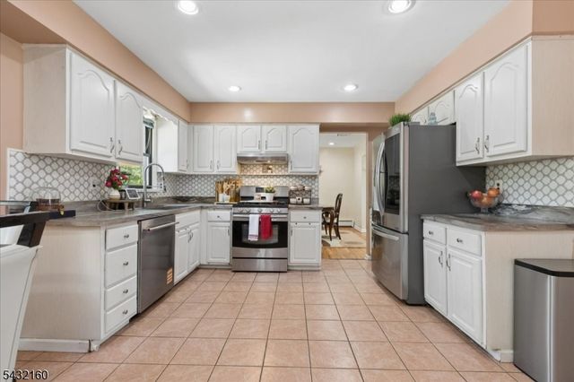 24 Sandalwood Dr, Edison Twp., NJ 08820