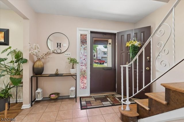 24 Sandalwood Dr, Edison Twp., NJ 08820