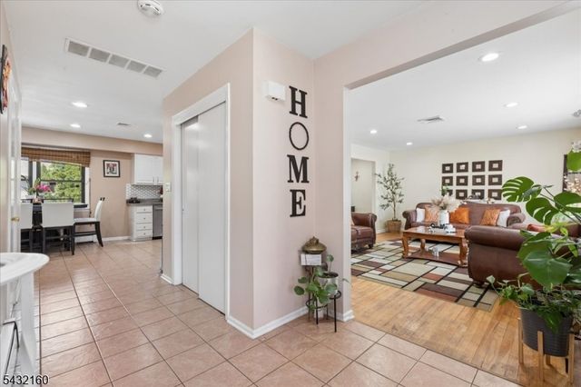 24 Sandalwood Dr, Edison Twp., NJ 08820