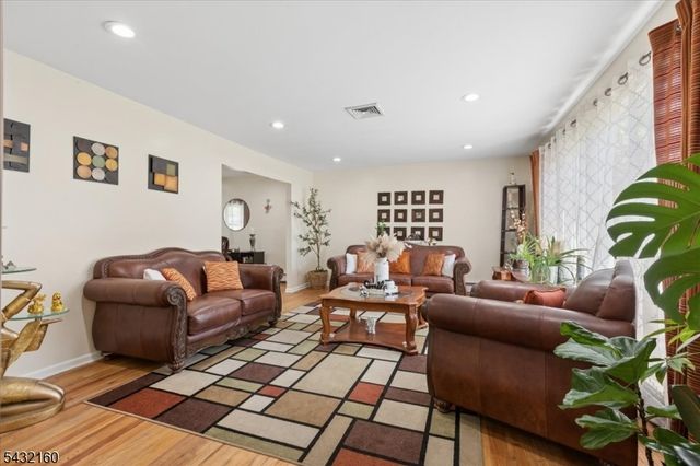 24 Sandalwood Dr, Edison Twp., NJ 08820