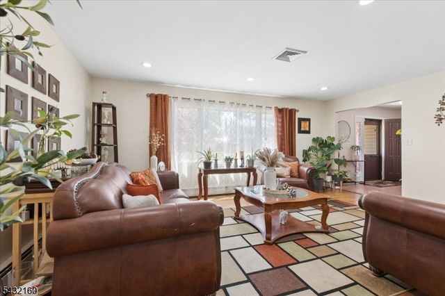 24 Sandalwood Dr, Edison Twp., NJ 08820