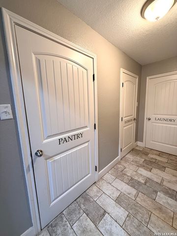 5923 Pioneer Rdg, San Antonio, TX 78245
