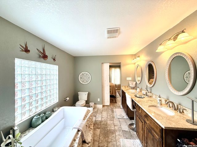 5923 Pioneer Rdg, San Antonio, TX 78245