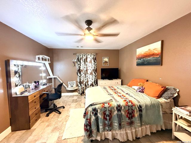 5923 Pioneer Rdg, San Antonio, TX 78245