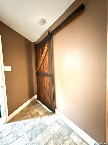 5923 Pioneer Rdg, San Antonio, TX 78245