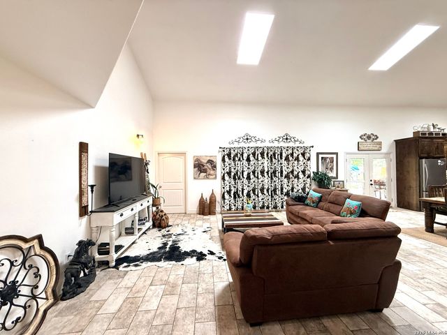 5923 Pioneer Rdg, San Antonio, TX 78245