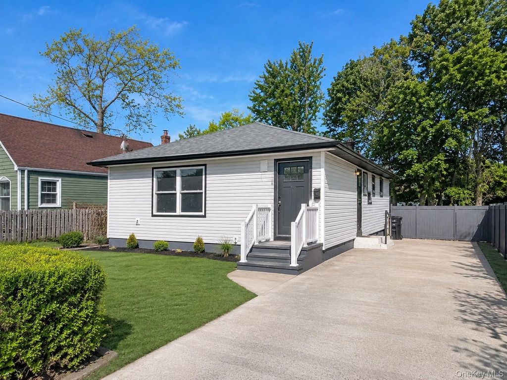 388 Vespucci Avenue, Copiague, NY 11726 — exterior