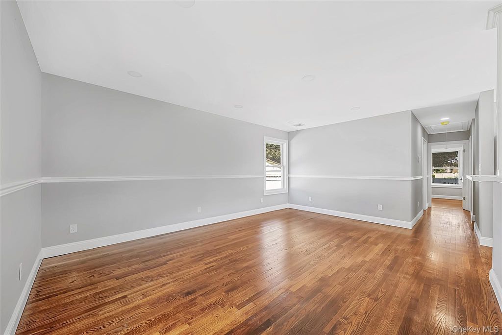 388 Vespucci Avenue, Copiague, NY 11726 — photo 3