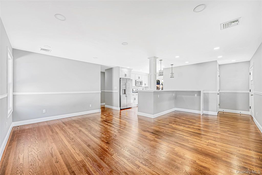 388 Vespucci Avenue, Copiague, NY 11726 — photo 4