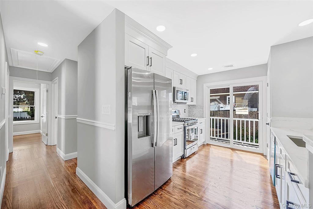 388 Vespucci Avenue, Copiague, NY 11726 — photo 5