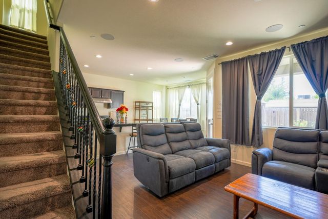 611 N Cattail Court, Fresno, CA 93727