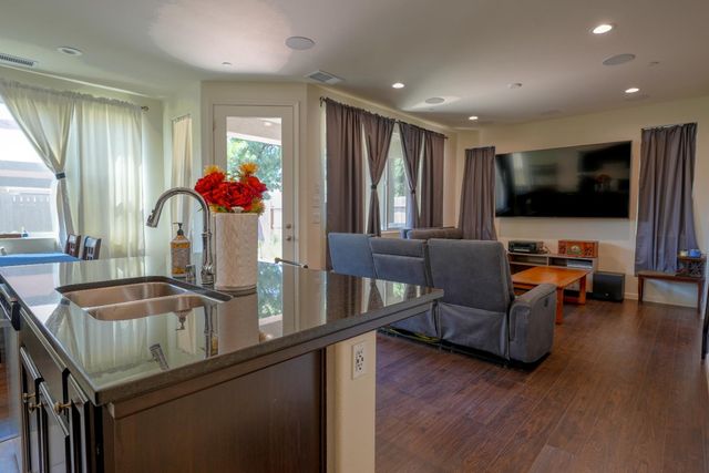 611 N Cattail Court, Fresno, CA 93727