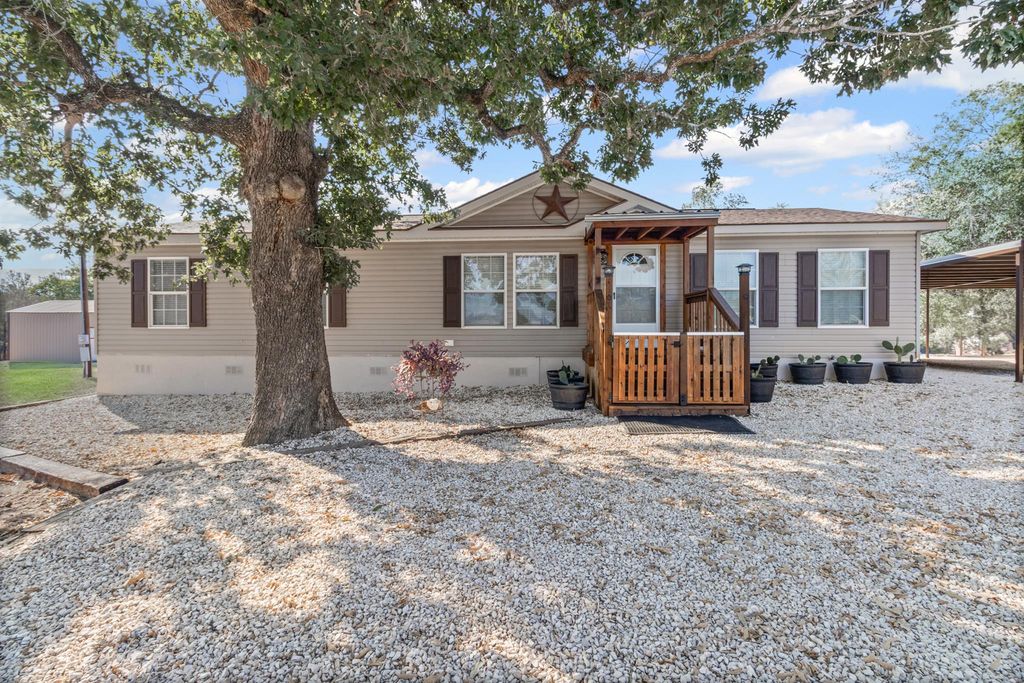 864 Rolling Oaks DR, Luling, TX 78648