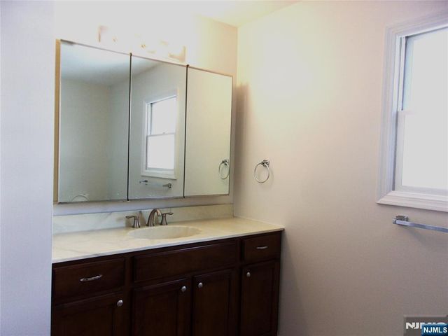 1 Hawthorne 1, Park Ridge, NJ 07645