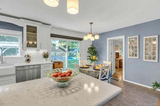 116 W Tiana Road, Hampton Bays, NY 11946