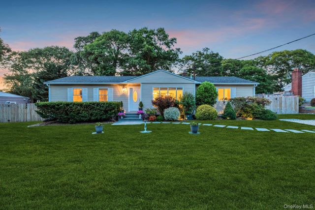 116 W Tiana Road, Hampton Bays, NY 11946